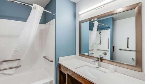 King Room with tub - Accessible/Non-Smoking