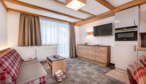 One-Bedroom Apartment with Mountain View