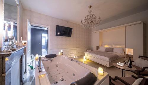 Deluxe Suite with Spa Bath