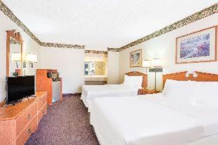 Suite with Three Queen Beds - Non-Smoking