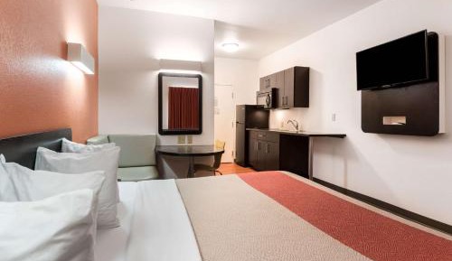Deluxe King Room - Non-Smoking