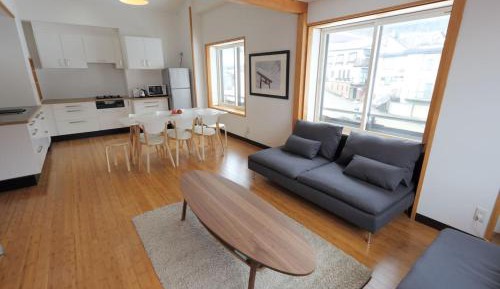 Apartment with Mountain View