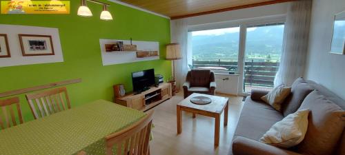 Apartment with Mountain View