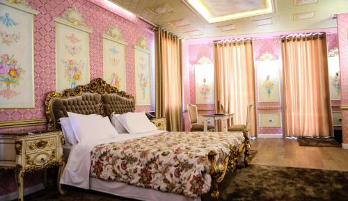 Deluxe Queen Suite