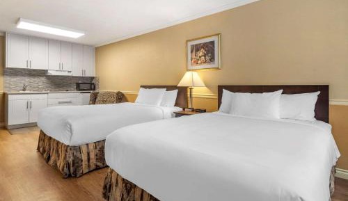 Queen Room with Two Queen Beds - Non Smoking