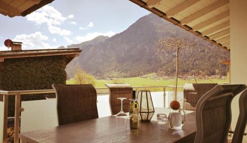 Apartment with Mountain View