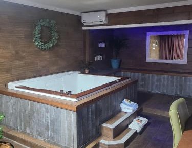One-Bedroom King Suite with Spa Bath