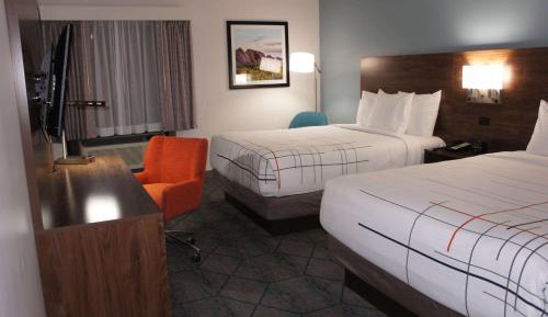 Deluxe Queen Room with Bathtub with Grab Bars - Mobility Accessible/Non-Smoking