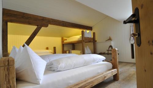 Quintuple Room with Shared Bathroom (No. 4)
