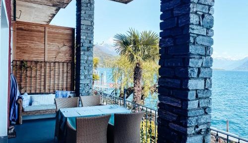 Apartment with Terrace and Lake View