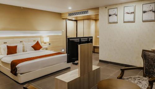 Deluxe Suite - 10% off on Food, early check-in / late check-out upto 3 hours (subject to availability)