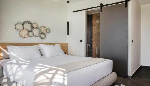 Villa with outdoor hot tub