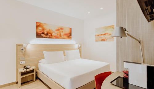 Classic One-Bedroom Apartment (3 Adults)