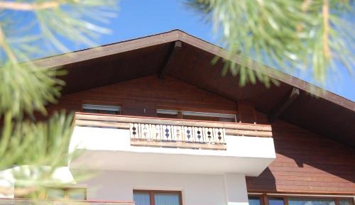 Two-Bedroom Penthouse Apartment with Mountain View