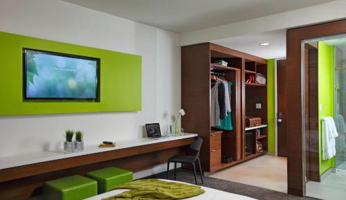 King Room with City View - Main Floor