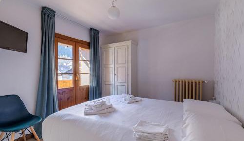 Standard Double Room with Balcony and Mountain View
