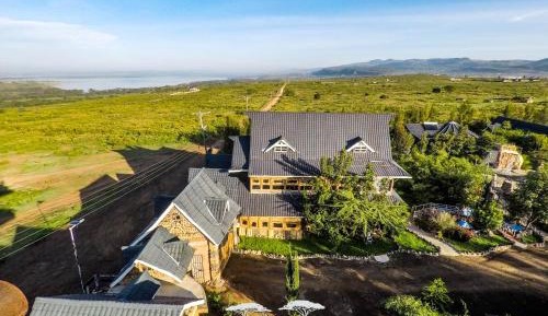 Deluxe Double Room (2 Adults + 1 Child)