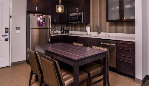 One-Bedroom Queen Suite