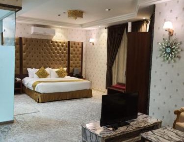 Deluxe Suite with Spa Bath