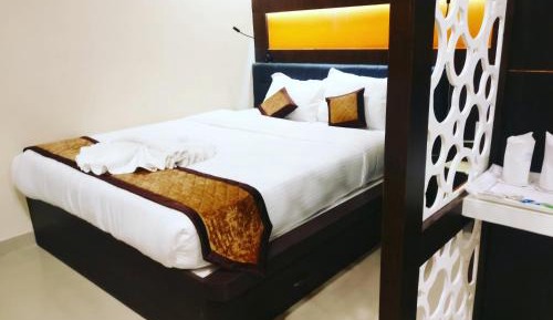 Deluxe Double Room (2 Adults + 1 Child)