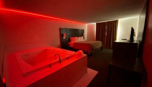 Suite with Hot Tub