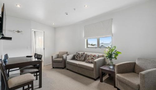 Two Bedroom Apartment (Upstairs)