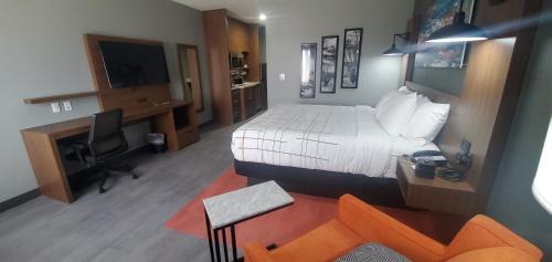 King Suite - Mobility/Hearing Accessible with Bath Tub - Non-Smoking