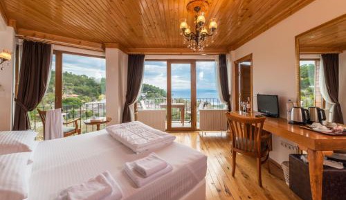 Deluxe Double Room with Side Sea View