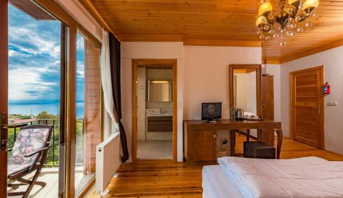 Deluxe Double Room with Balcony and Sea View