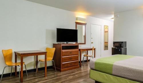 Standard King Room - Non-Smoking 