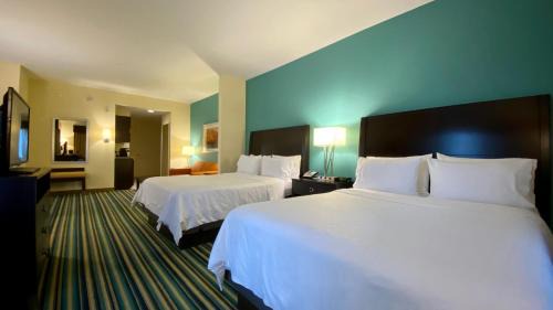 Queen Suite with Two Queen Beds with Bath Tub - Hearing Accessible/Non-Smoking