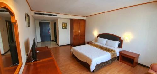 Deluxe Queen Room
