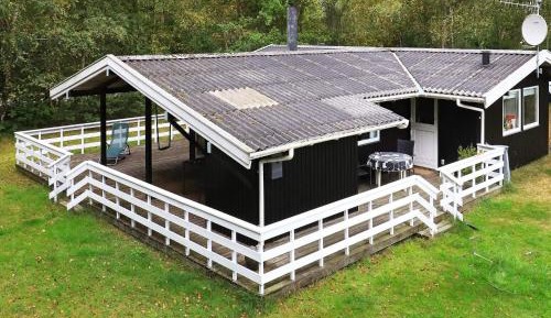 Three-Bedroom Holiday Home 