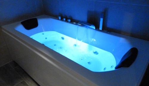 Studio with Spa Bath