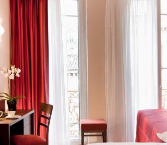 Deluxe Triple Room with Old Port Side View