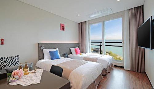 Premier Twin Room with Partial Sea View