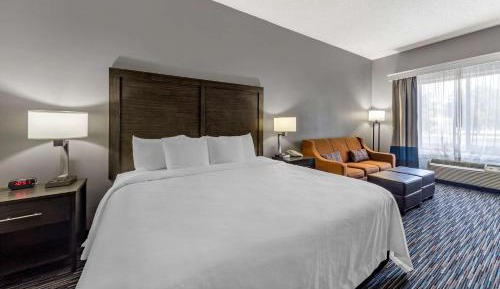 King Suite with Tub - Mobility/Communications Accessible