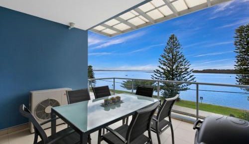 Lakeview Waterfront Apartment