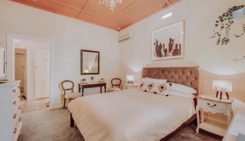 Deluxe Queen Room B