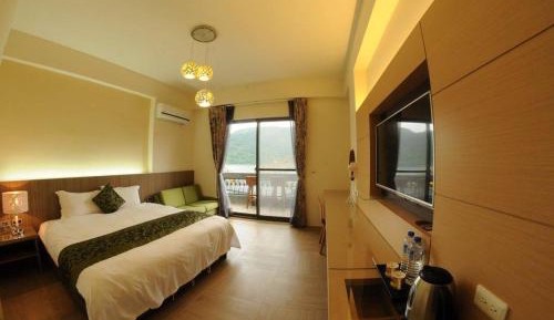 Honeymoon Suite with Lake View