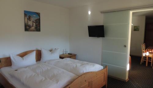 Family Two-Bedroom Suite (6 people)