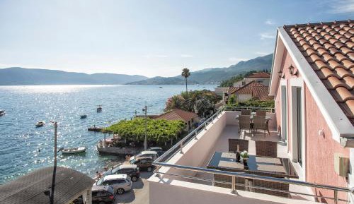 One-Bedroom Apartment with Sea View