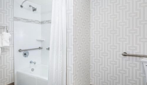 King Room - Mobility Access Tub - Non-Smoking