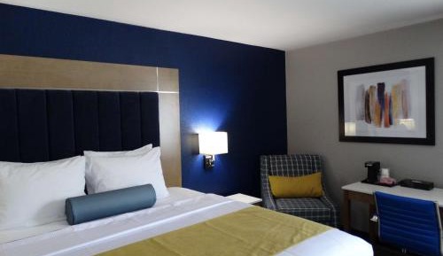 King Suite with Pool View
