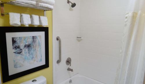 Queen Room with Bath Tub - Disability Access