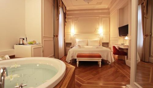 Classic Room with Hot Tub