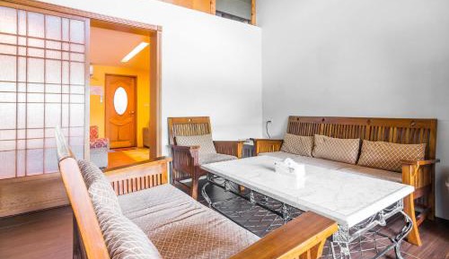 Family Room with Spa Bath and Mountain View