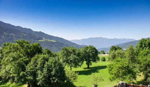 Apartment with Mountain View