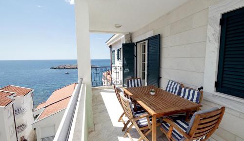 Apartment with Terrace and Sea View