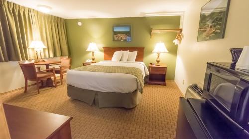 Queen Room with Pool View